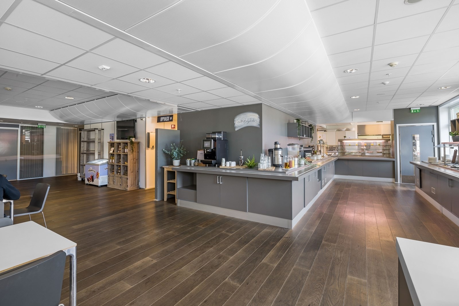 Bygget har felles kantine for byggets leietaker drevet av Toma.
