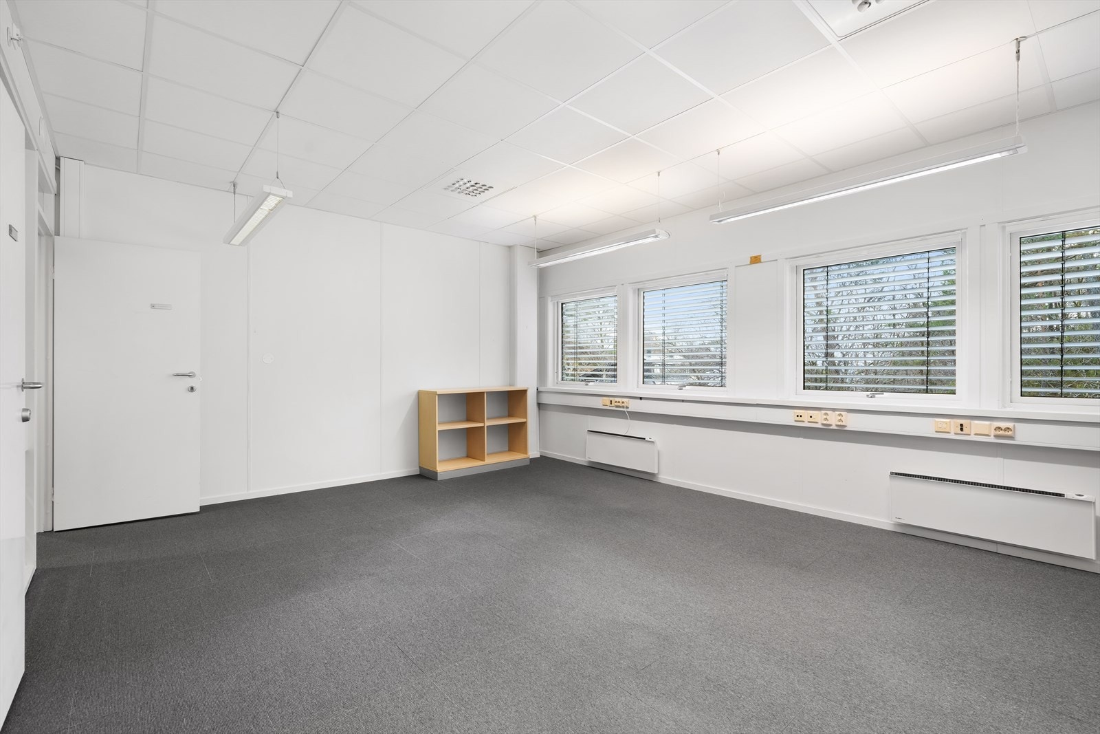 De ledige lokalene er i dag innredet med 6 celle-/teamkontor, 2 møterom og kjøkken. BTA 310 m².