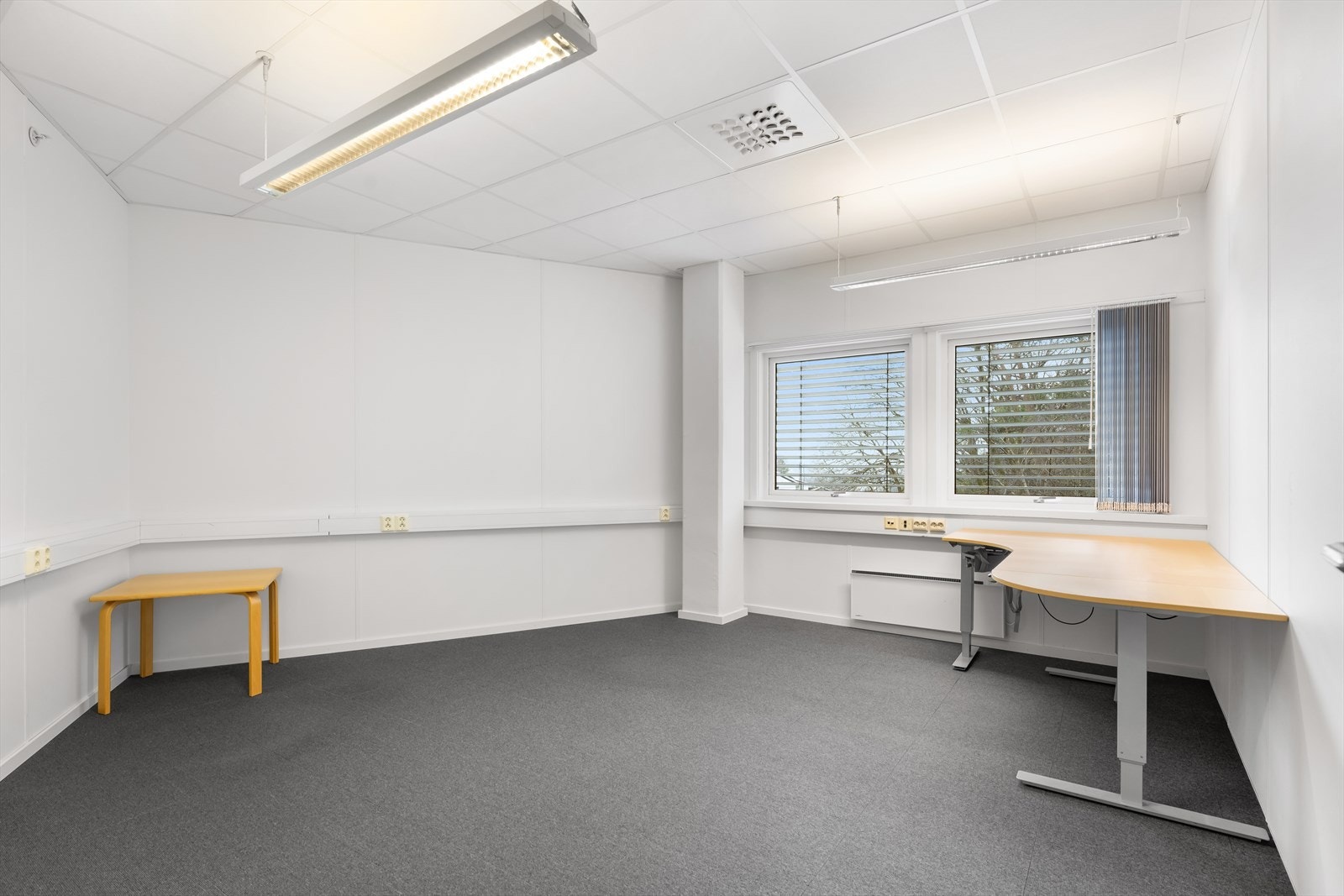 De ledige lokalene er i dag innredet med 6 celle-/teamkontor, 2 møterom og kjøkken. BTA 310 m².