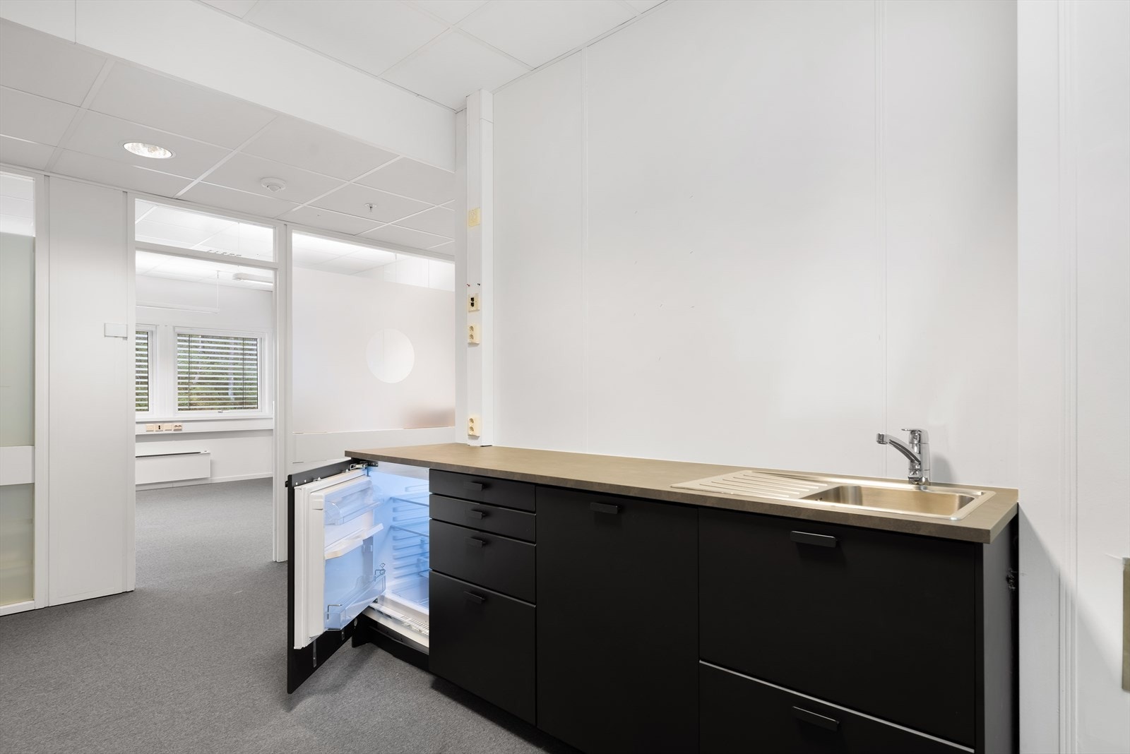 Sosial sone med kjøkken med integrerte hvitevarer. BTA 310 m².