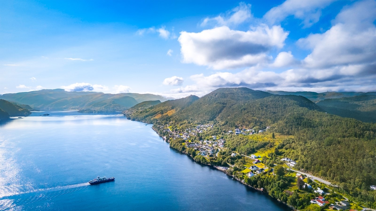 Tomten ligger landlig og idyllisk til, kun 15 - 20 minutter kjøring fra Bergen Sentrum