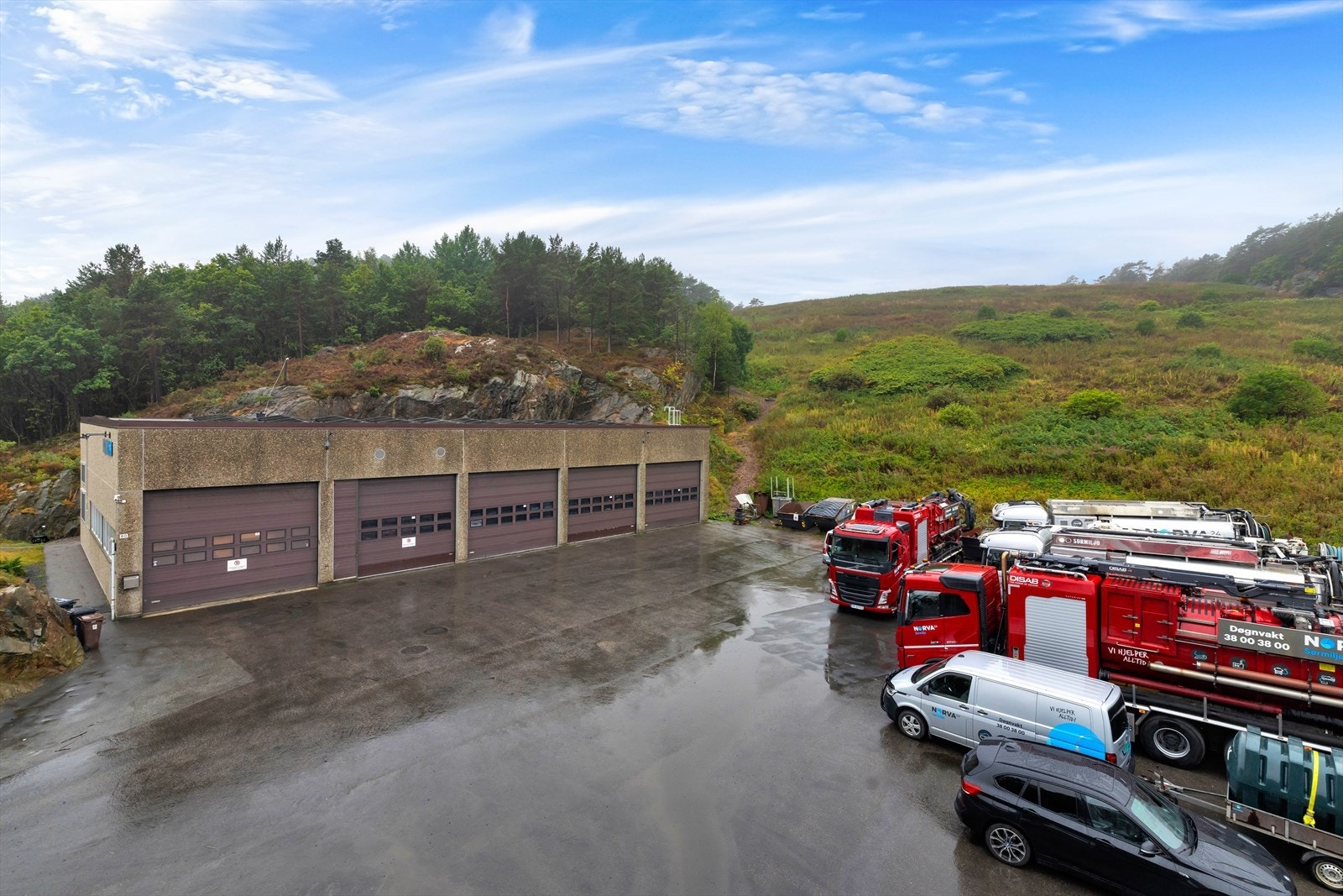 Eiendomsmegler Norge Næring har gleden av å presentere for leie et innholdsrikt næringsbygg med ca. 450 m2 verksted/garasje med 5 kjøreporter og kontor/administrasjonslokaler på ca. 200 m2. Galleribilde