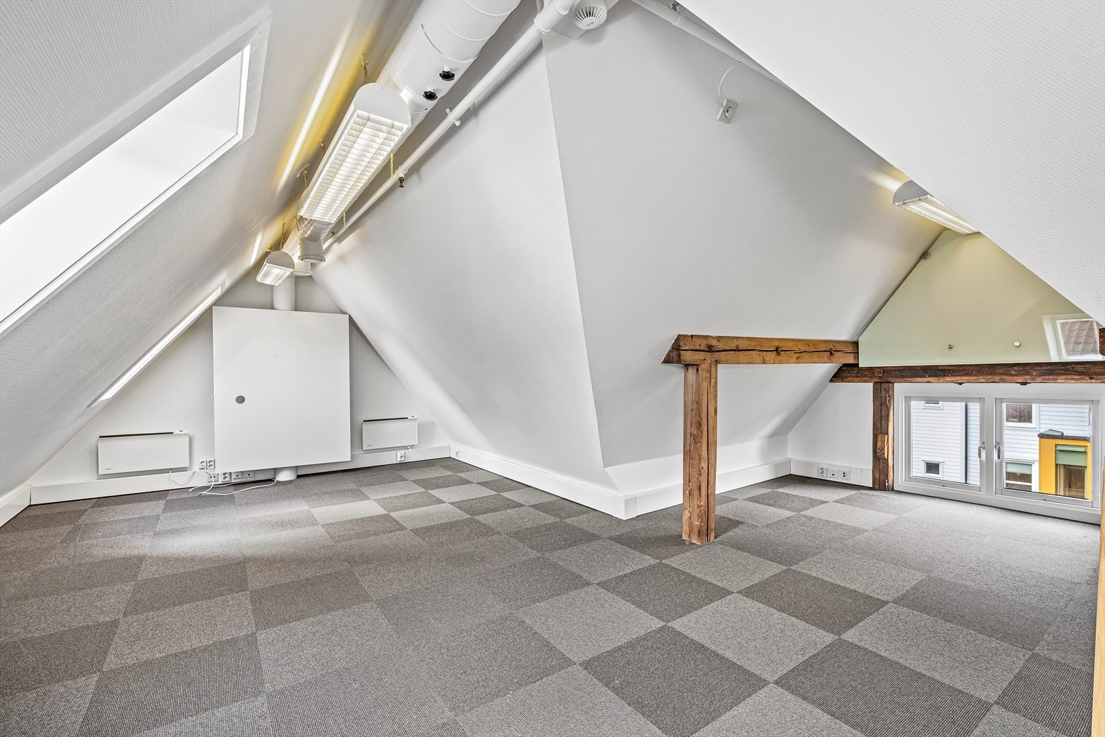 Hellandsgården 2, 3. + 4. etg. ledig areal BTA 263 m². Innredet med kombinasjon av åpent landskap, møterom, cellekontor og kjøkken med sosial sone.