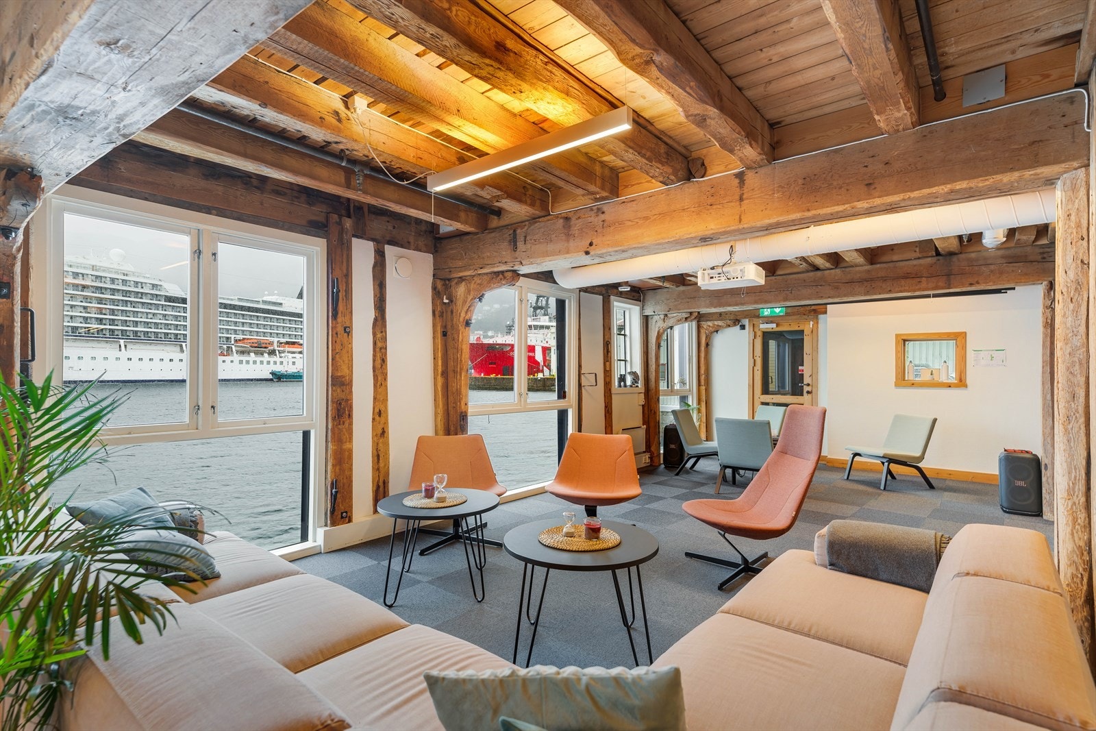 Nagelgården 6, bilder fra tilsvarende areal i 1. etasje hvor man har åpnet opp lokalet.