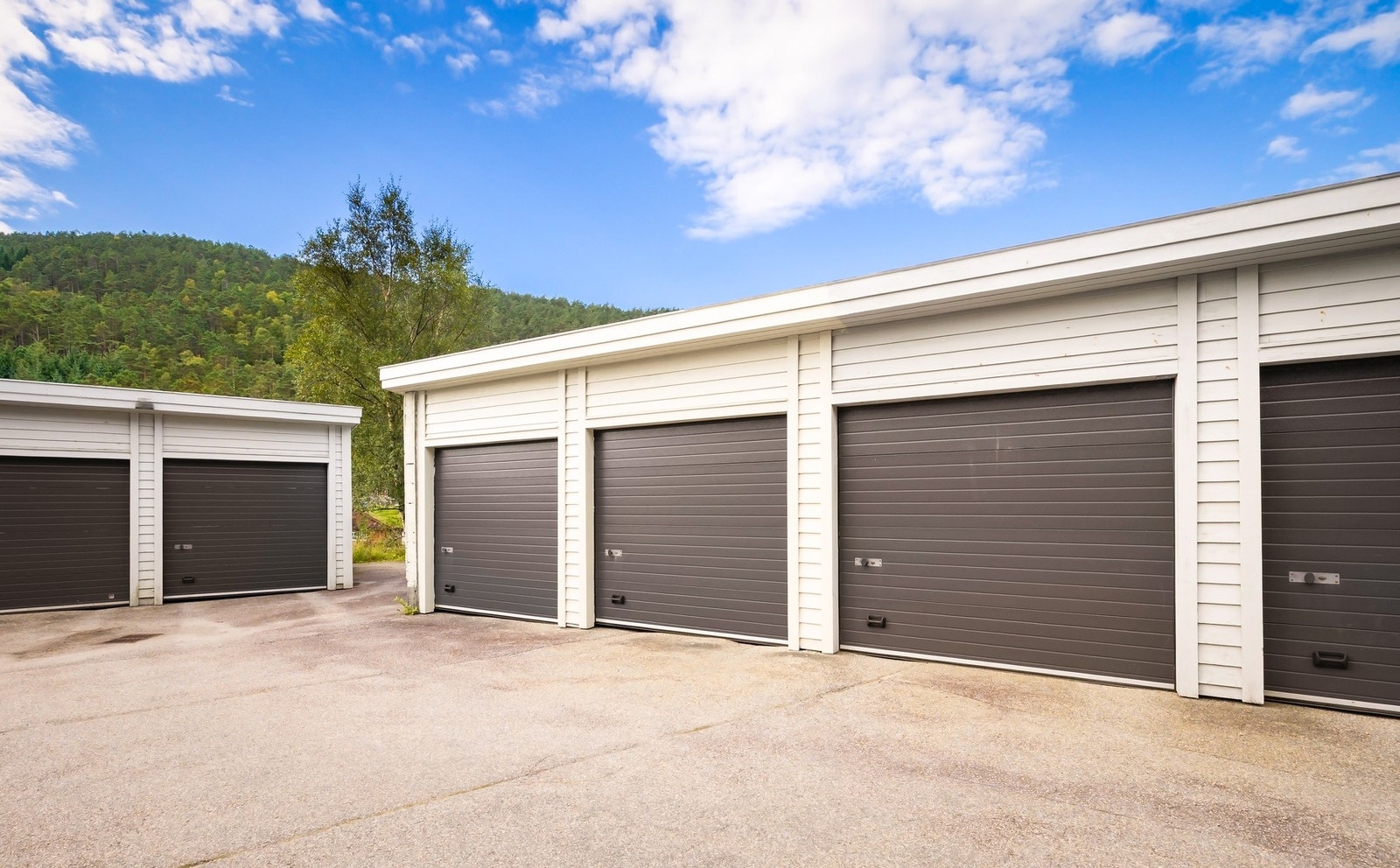 Man disponerer 1 fast parkeringsplass i garasje - disse er nylig oppgradert med blant annet nye porter Galleribilde