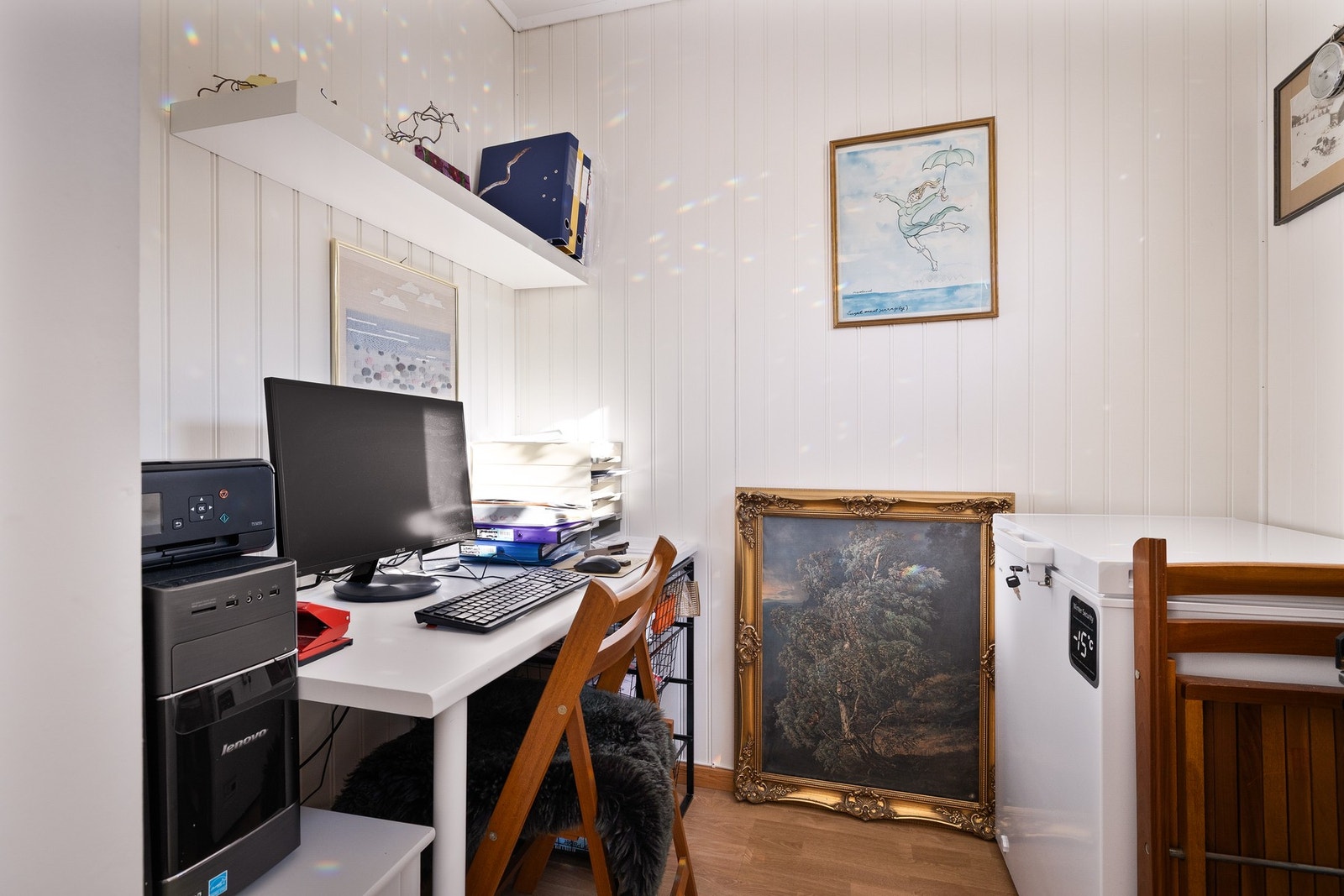 Kontor på 3,7 kvm ved inngangsparti - Det er også en innvendig bod på 2 kvm i denne etasjen Galleribilde