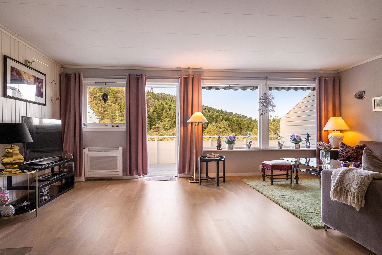 Store vindusflater som gir godt lysinnslipp, samt utgang til terrasse med gode solforhold Galleribilde