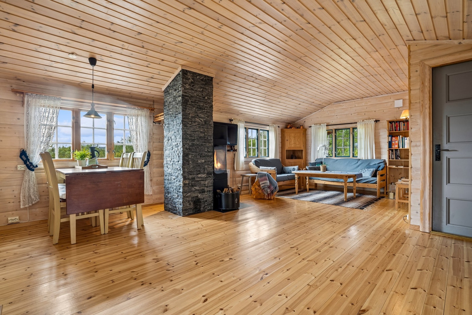 Romslig oppholdsrom med naturlig lys. Galleribilde