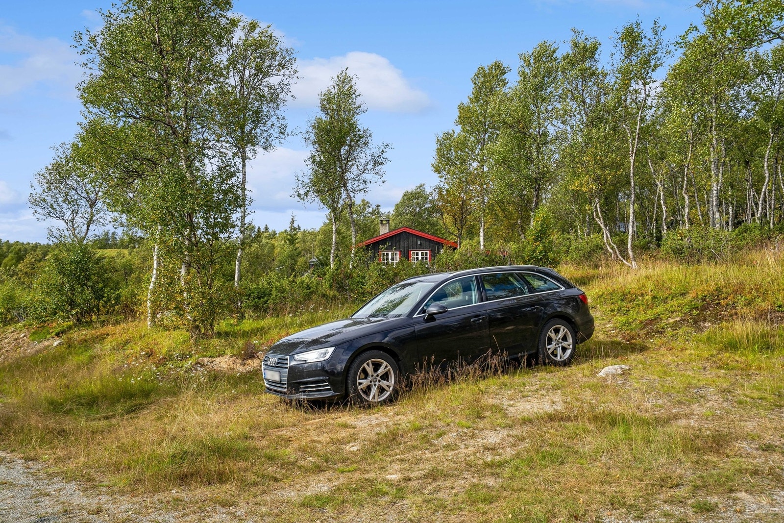 Vei helt frem, og parkering like ved eiendommen. Galleribilde