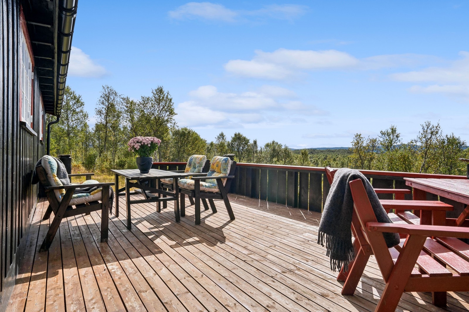 Romslig terrasse mot sørvest med gode solforhold og godt med plass til utemøblement. Galleribilde