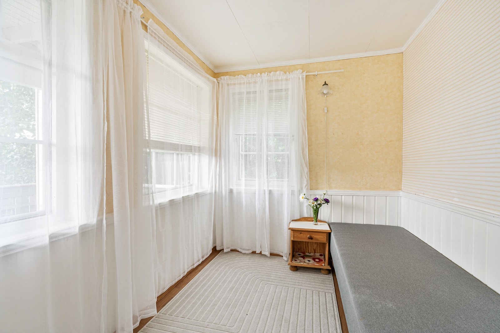 Dette soverommet og deler av stuen ble tilbygget i 2002. Galleribilde