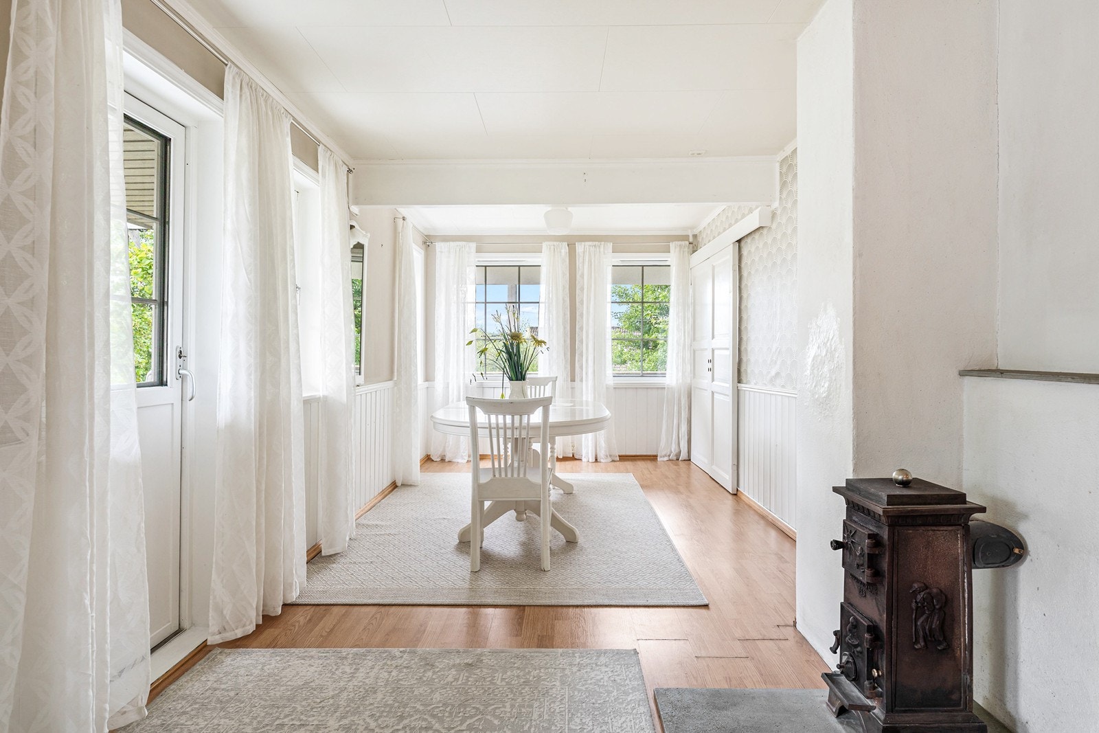 Stuen er delt opp i flere soner, slik at man får en egen spisestue. Galleribilde
