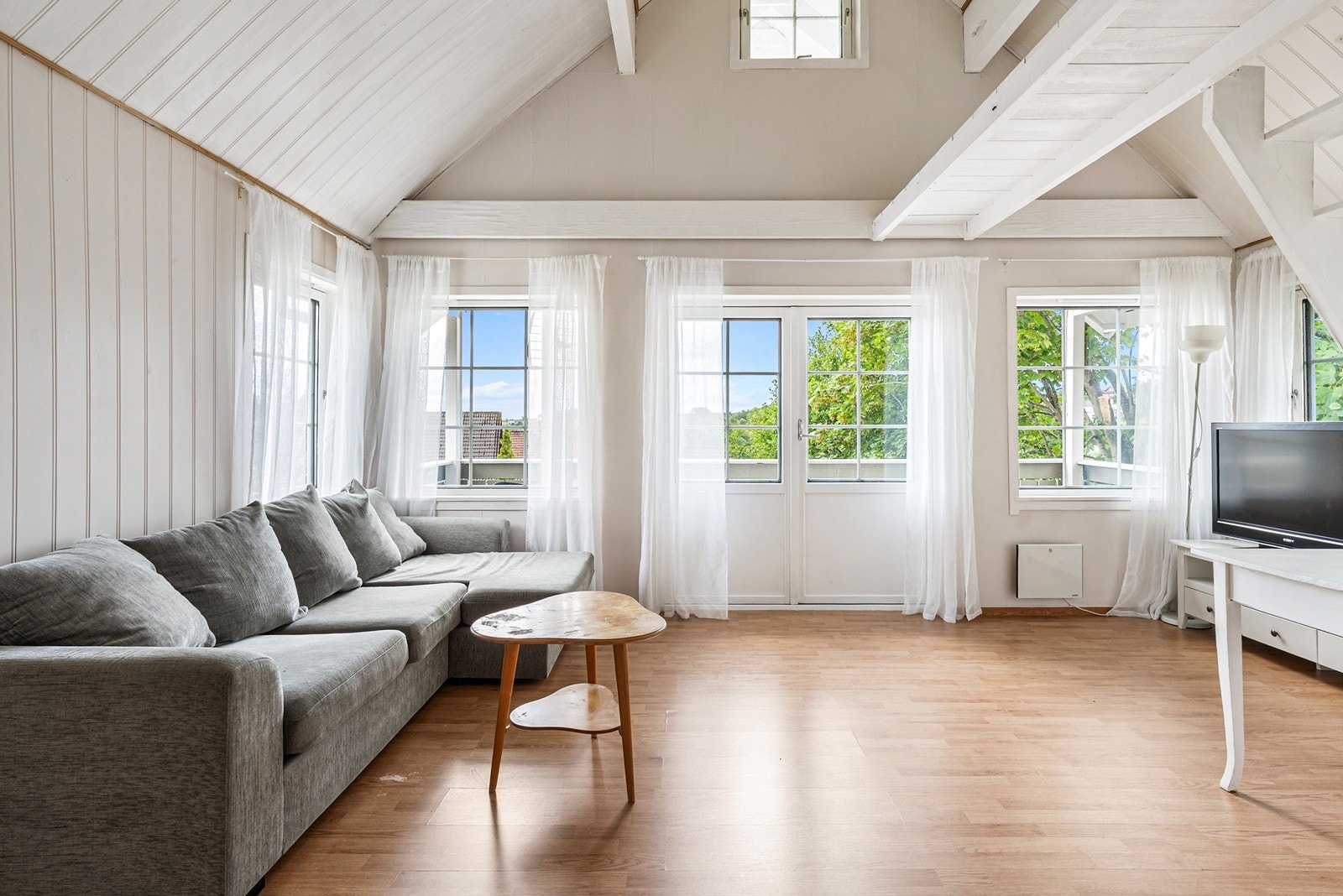 Her finner man en romslig stue med utgang til egen terrasse. Galleribilde