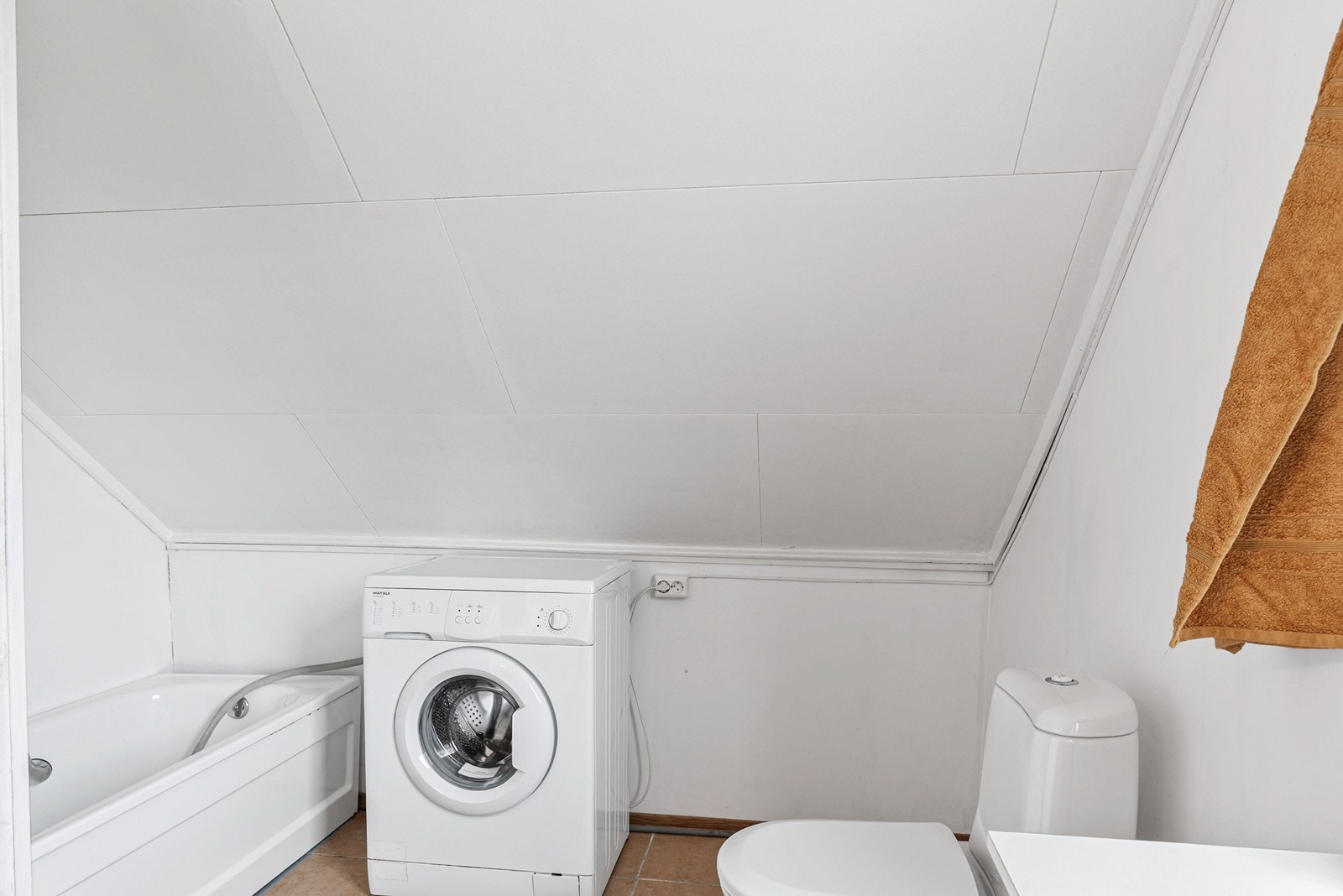 Det er også et mindre bad i denne etasjen. Badet er av eldre dato og har behov for oppussing for å oppnå dagens krav til standard. Galleribilde