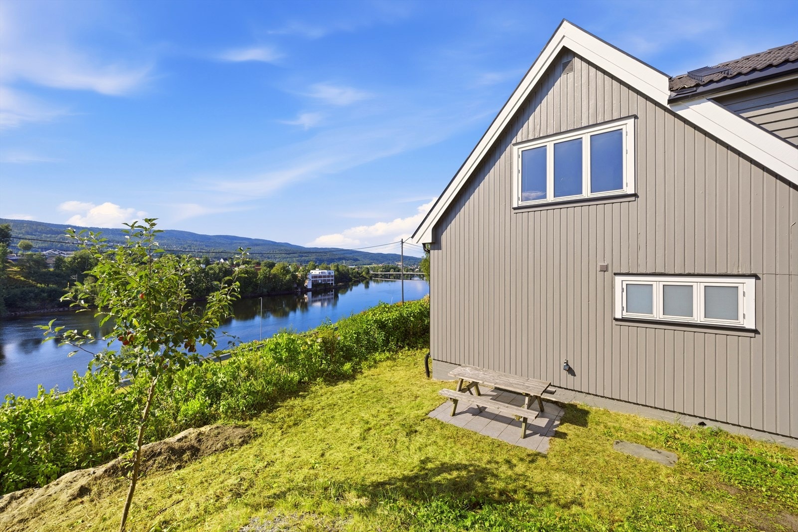 Opparbeidet hage rundt huset. Galleribilde