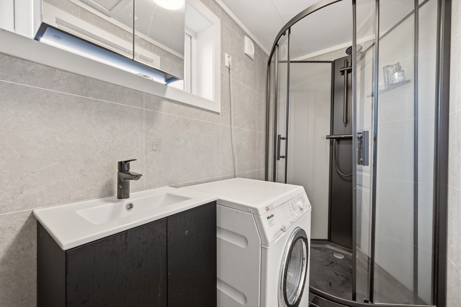 Badet er også pusset opp i 2025 og har opplegg for vaskemaskin. Galleribilde