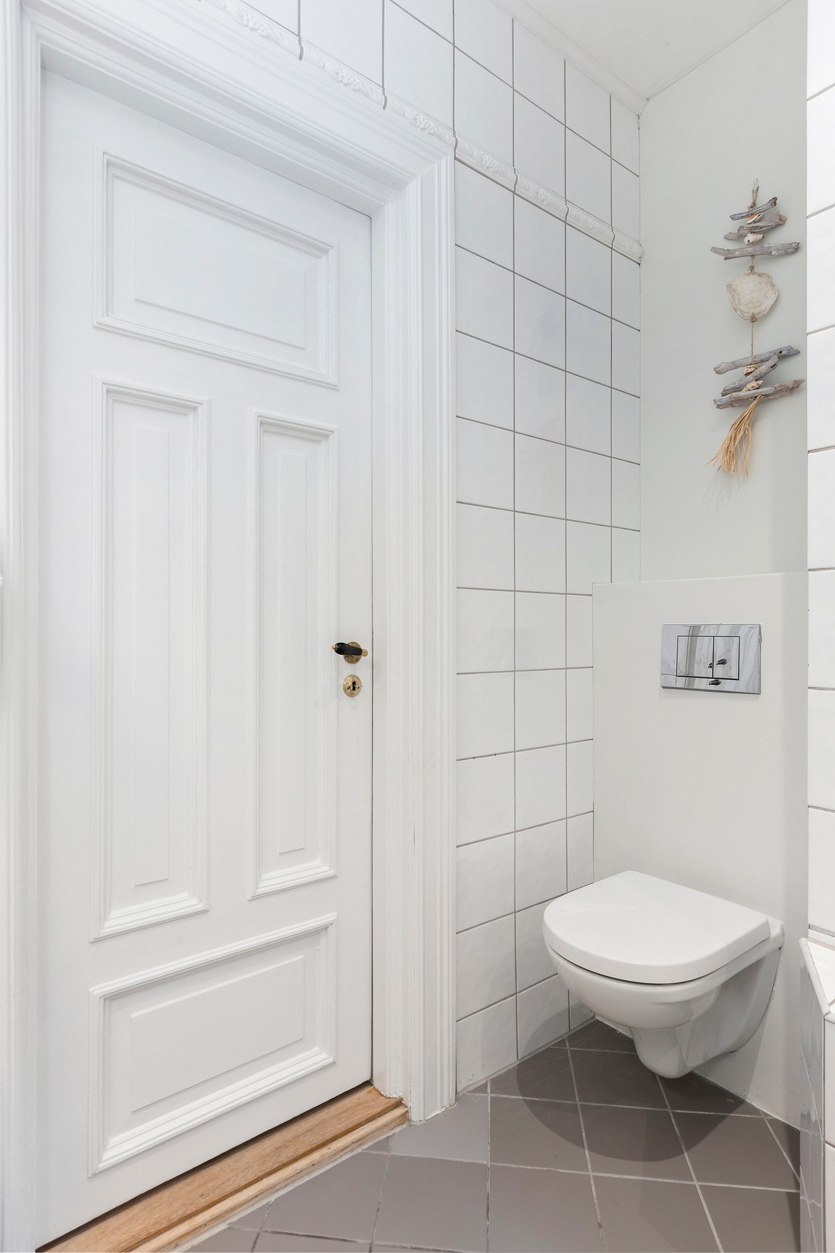 Moderne hengetoalett på hovedbadet. Galleribilde