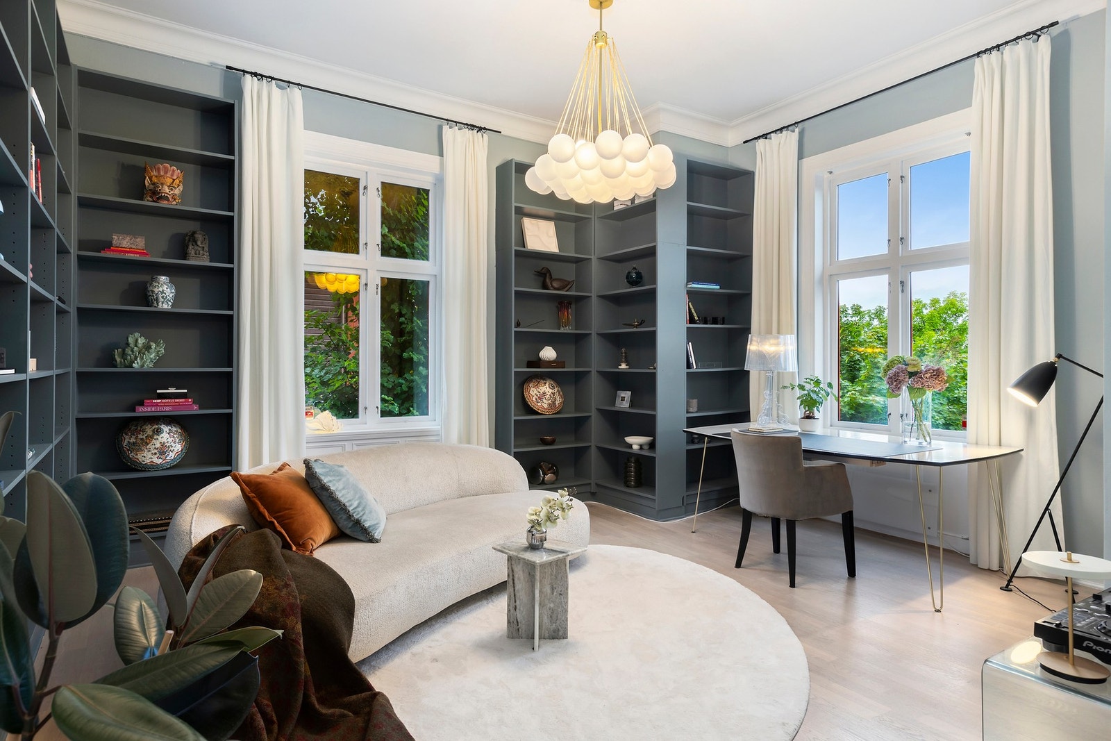 Biblioteket eller stue nr 2, blir idag brukt som hjemmekontor, rommet har mange bruksområder. TV stue, ekstra soverom etc. Galleribilde