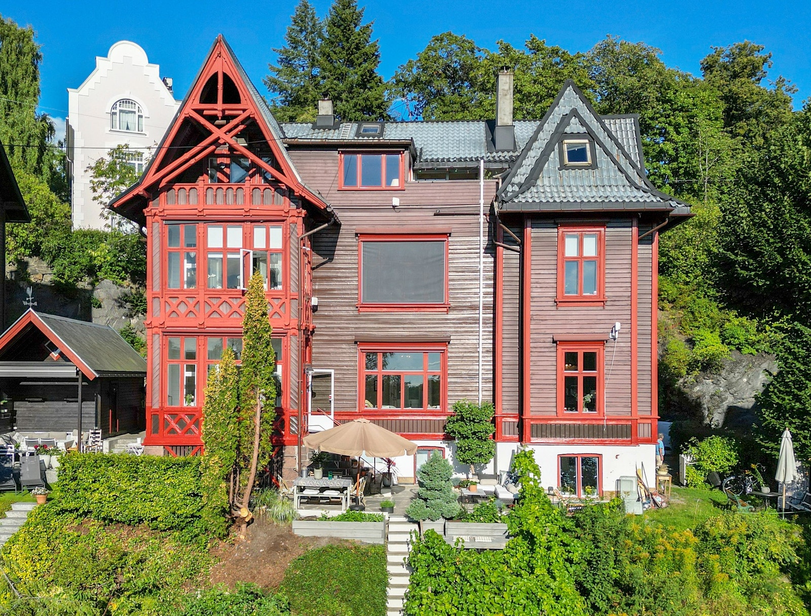 Velkommen til Tostrup terrasse 5B, hel etasje i flott byvilla tegnet av arkitekt Kr. Rivertz for Juvelér Tostrup og sønn. Galleribilde