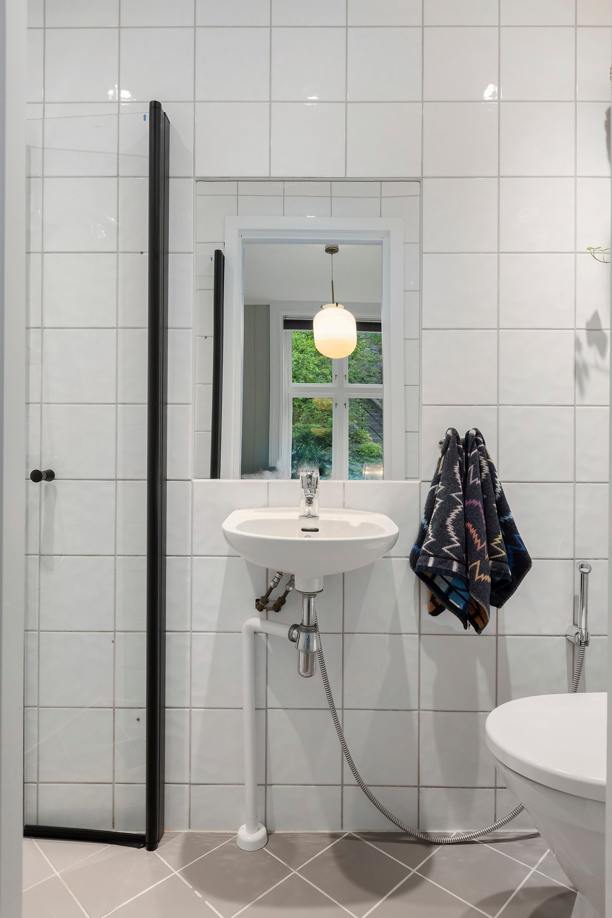 Flislagt bad med dusj nisje i hybeldel. Galleribilde