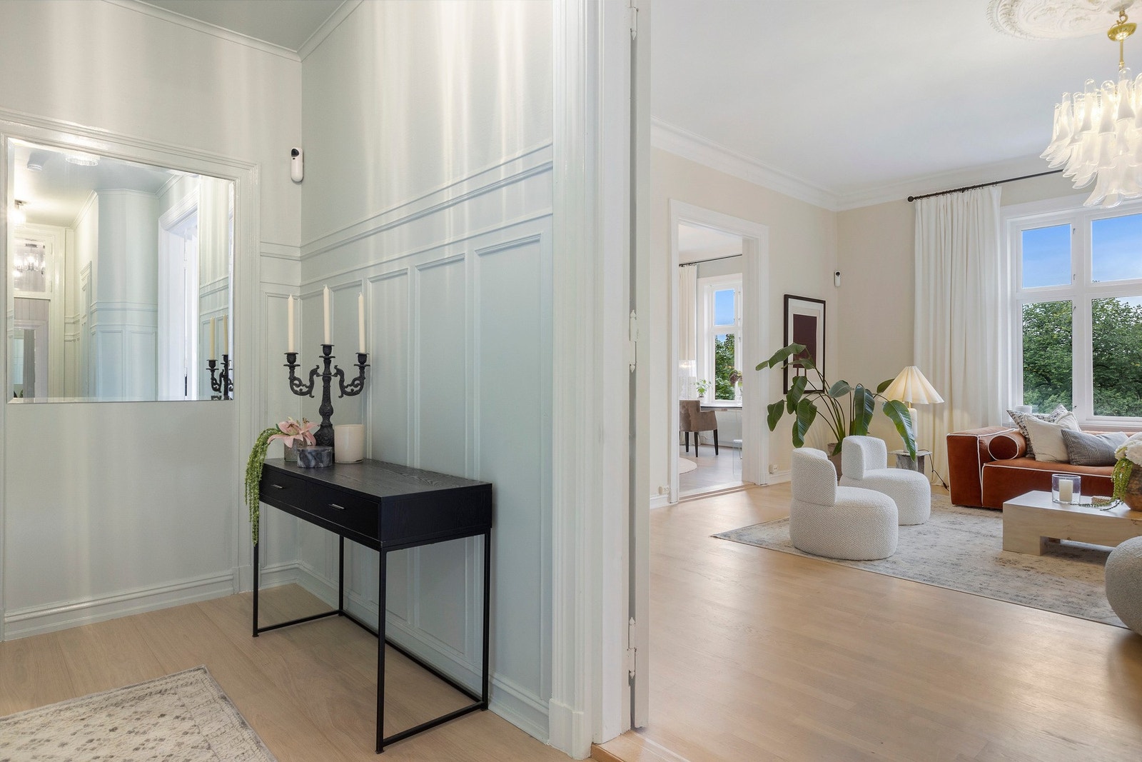Videre inn i stuen. Galleribilde