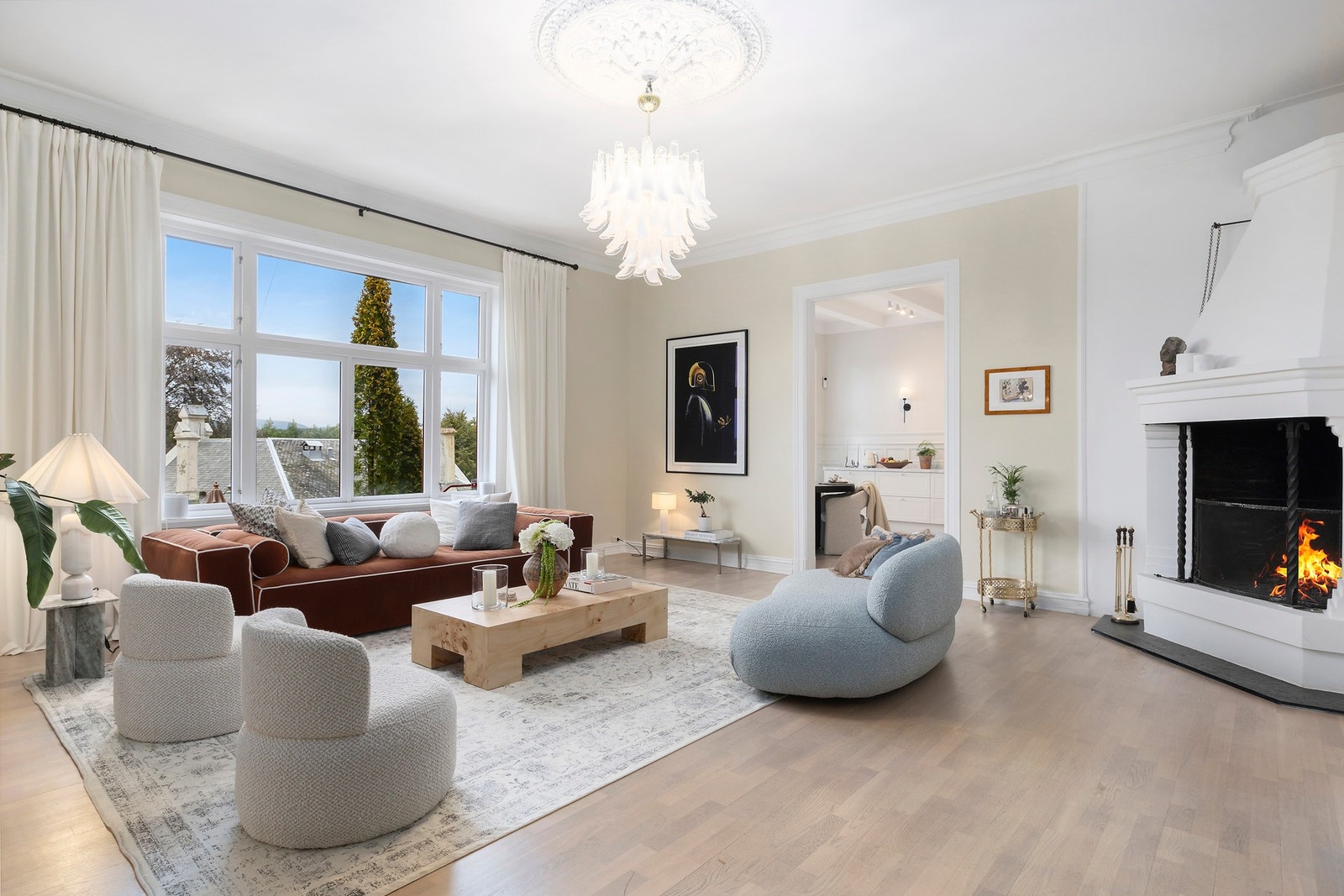 Herlig lys og åpen dagligstue med original rosett. Galleribilde