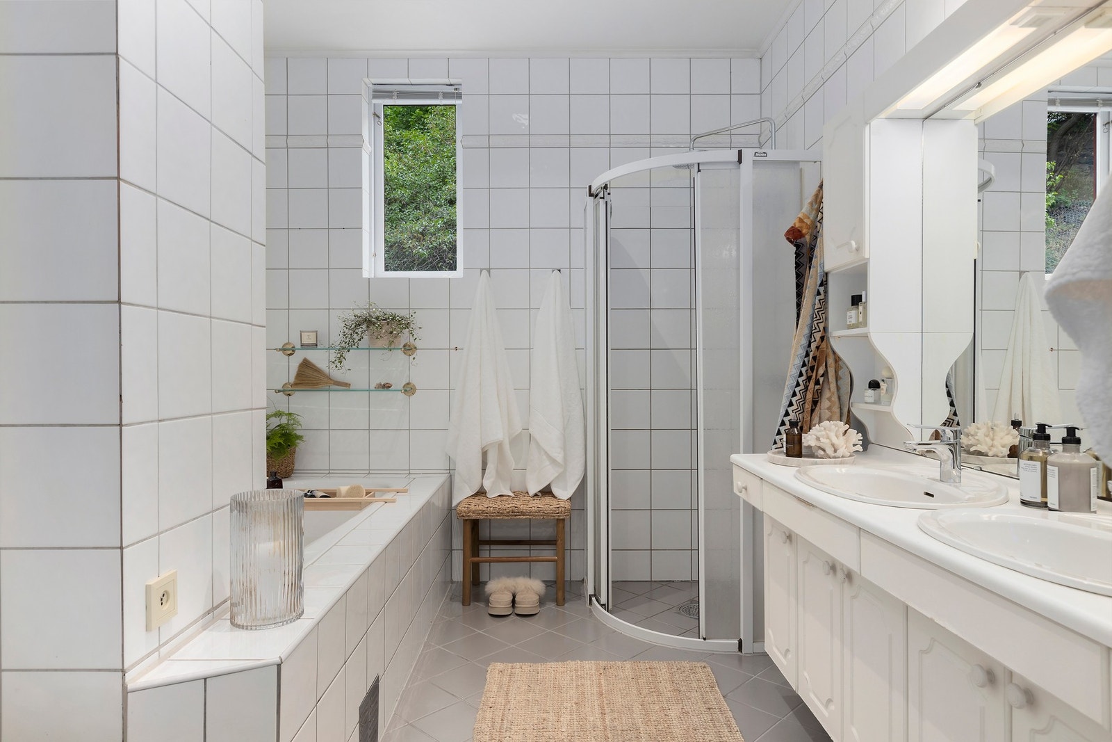 Hovedbadet med dusjnisje og badekar. Galleribilde