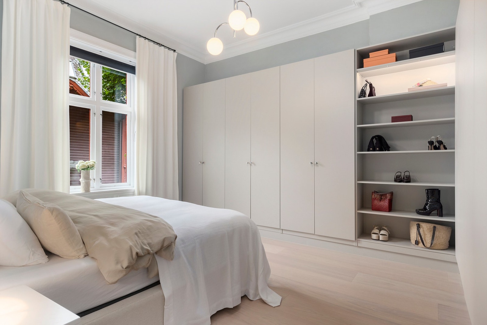 Hovedsoverom med stor garderobe. Galleribilde