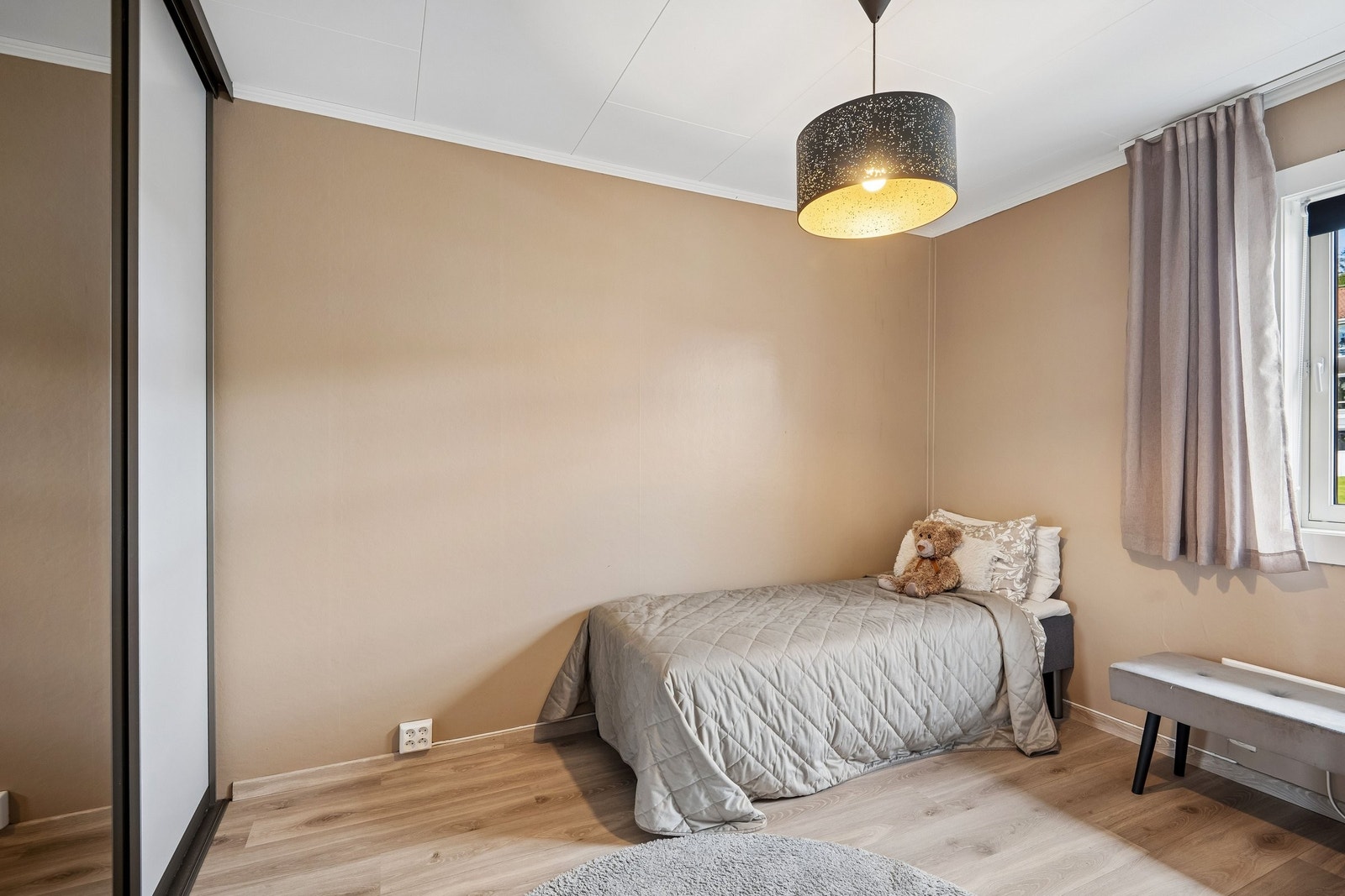 Soverommet har en praktisk skyvedørsgarderobe med innredning som gir svært gode oppbevaringsmuligheter. Galleribilde