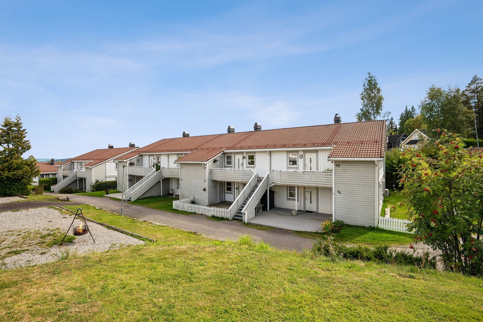 Boligen ligger fint til i et hyggelig og rolig område, og fremstår som et innbydende hjem med gode uteområder. Galleribilde