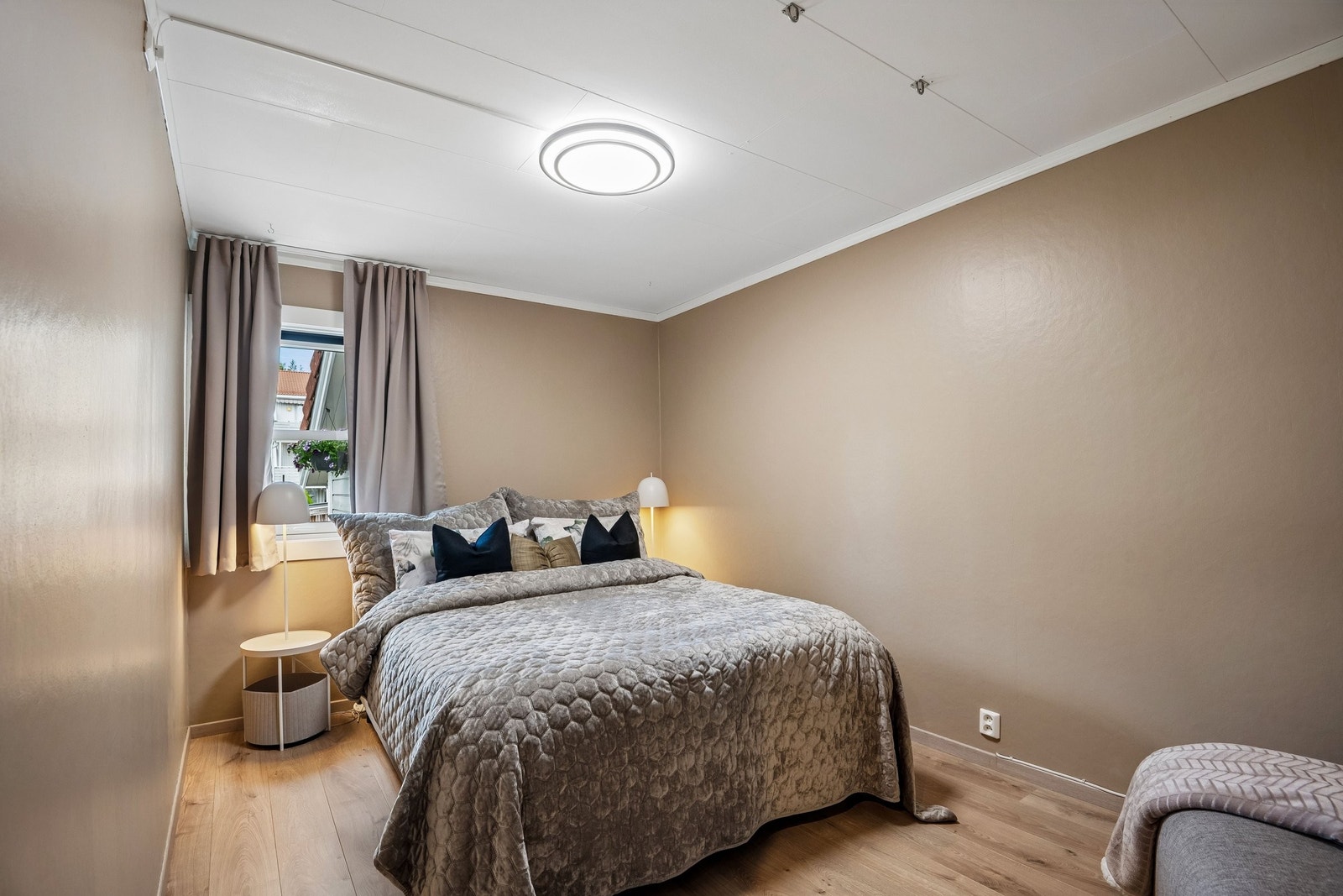 Hovedsoverom med god størrelse og en behagelig romfølelse, med god plass til seng og øvrig møblement. Galleribilde