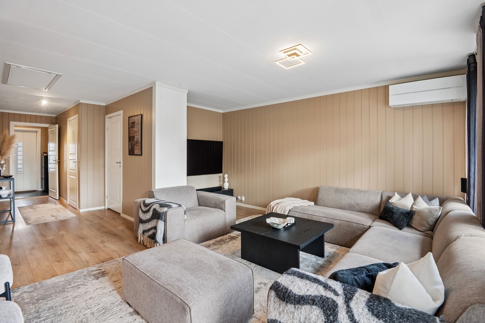 Romslig stue med god plass til møblering og varmepumpe som bidrar til et behagelig inneklima året rundt. Galleribilde