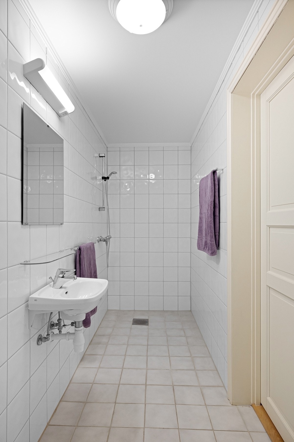 Totalt 3 bad i kjelleretasjen - ingen av badene er omsøkt selv om dette ble utført rundt oppføringstidspunktet. Galleribilde