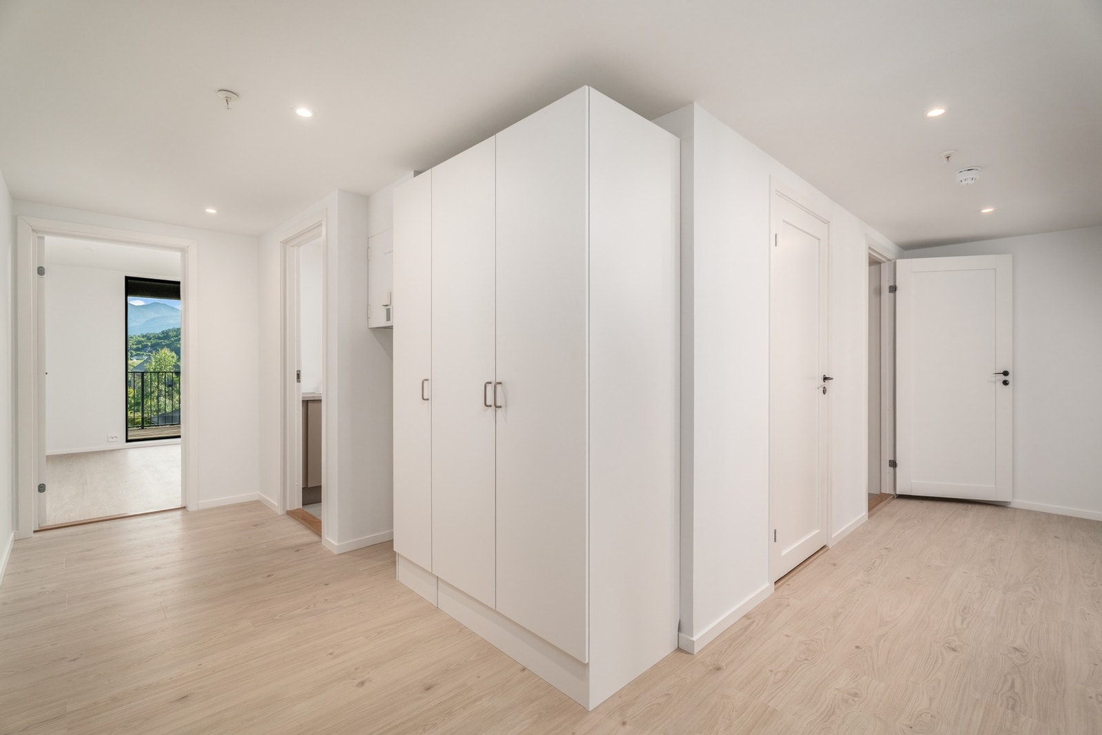 Leiligheten har gode oppbevaringsmuligheter med plass til garderobe eller møbler i gangen, samt en bod i kjelleren. Galleribilde