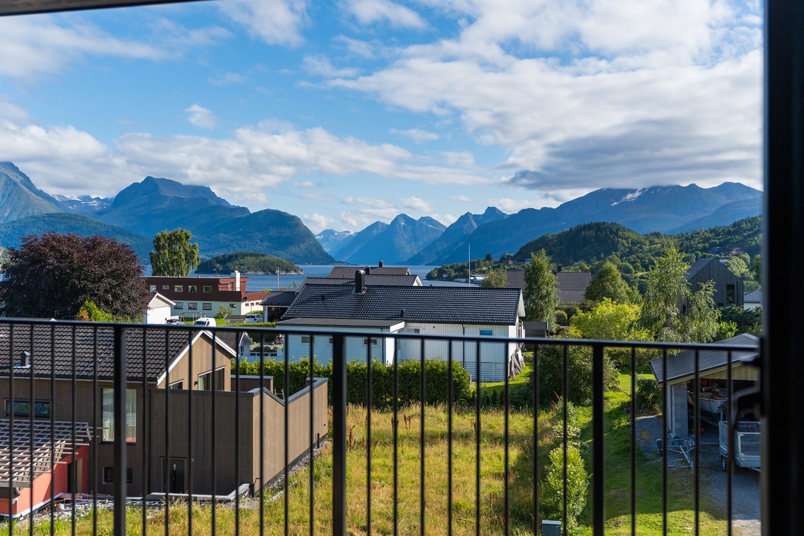 Utsiktsforholdene er upåklagelige, med majestetiske Sunnmørsalpene i bakgrunnen. Galleribilde