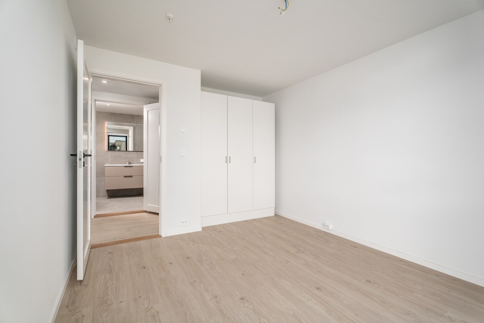 Soverom 1 med plass til en romslig garderobe. Galleribilde