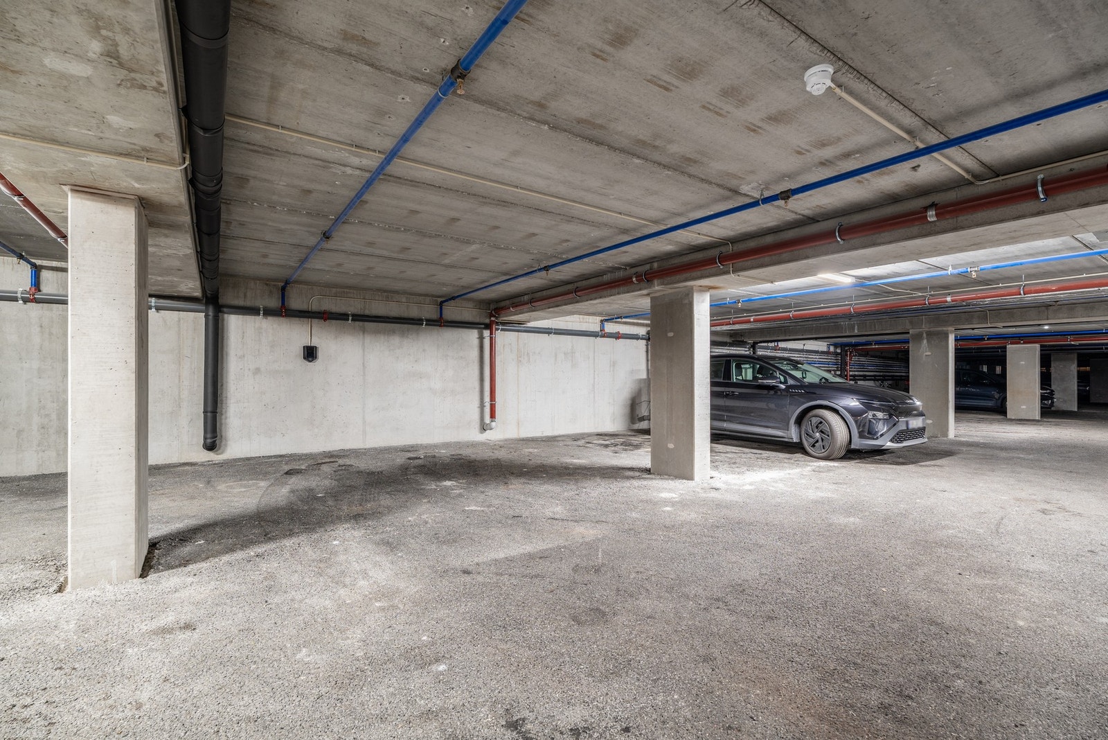 Det følger også med en parkeringsplass til leiligheten. Galleribilde