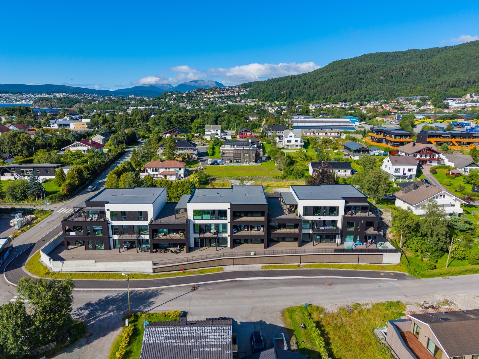 Boligen ligger sentralt til med kort vei til barneskole, barnehage og bussholdeplass, og det er kun en liten kjøretur unna Moa kjøpesenter. Galleribilde