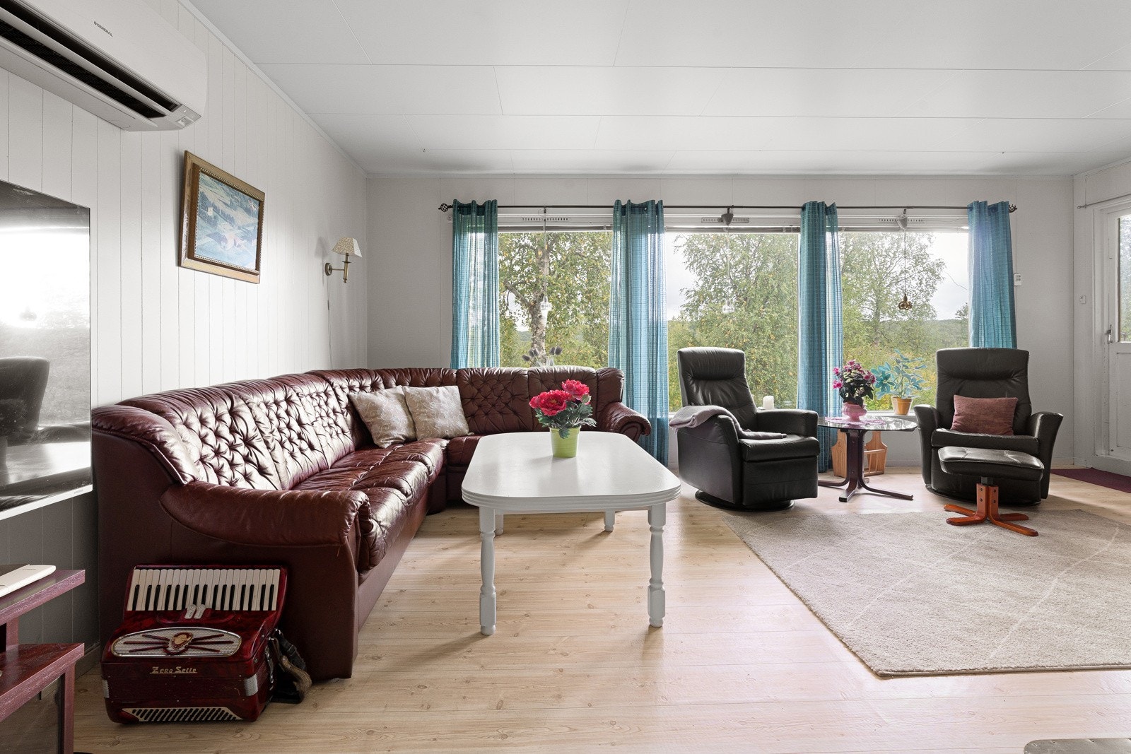Boligen er av eldre standard men har svært stort potensiale for å realisere boligdrømmen.
