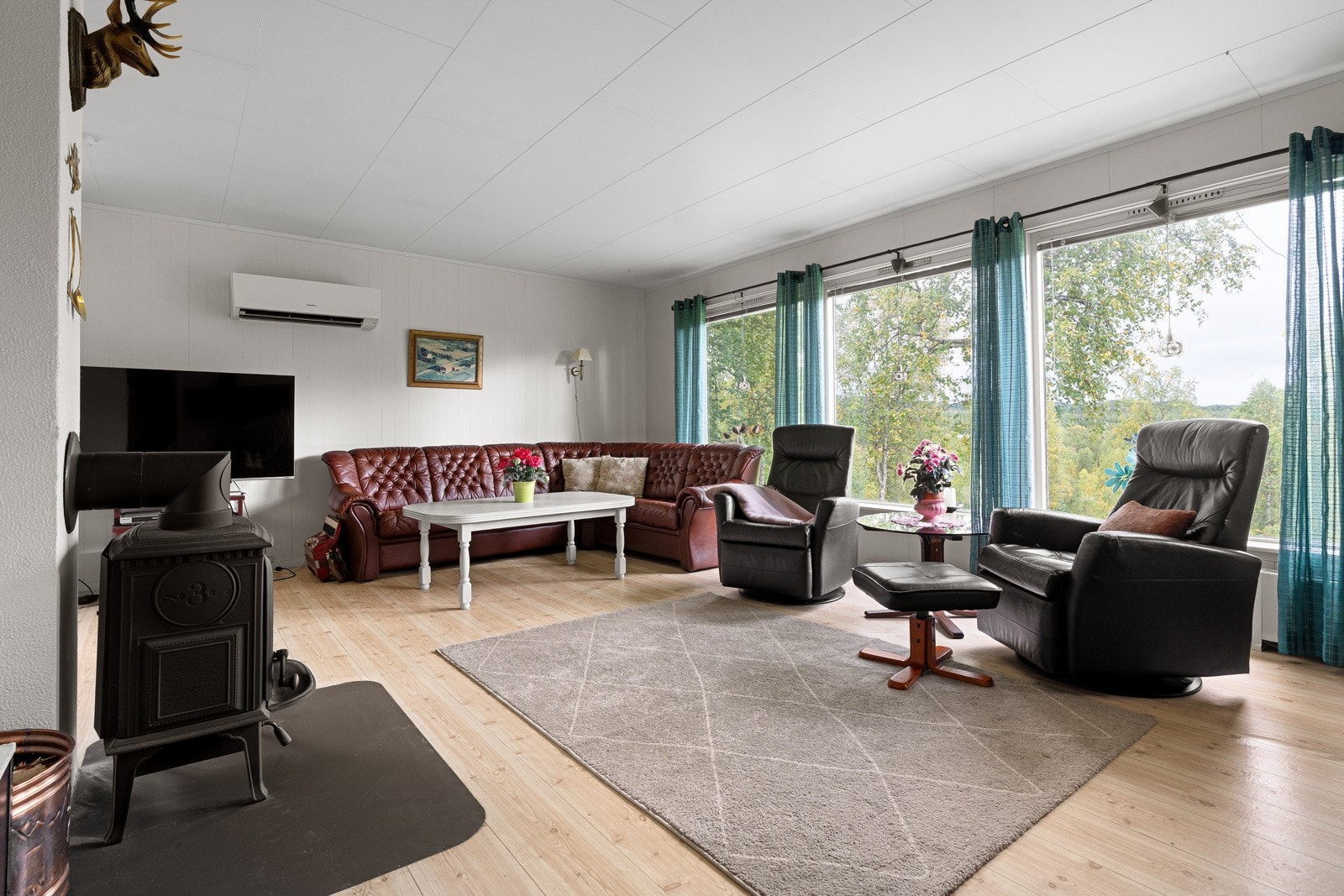 Åpen og lys stue, store vindu sikrer rikelig med innslipp av dagslys.