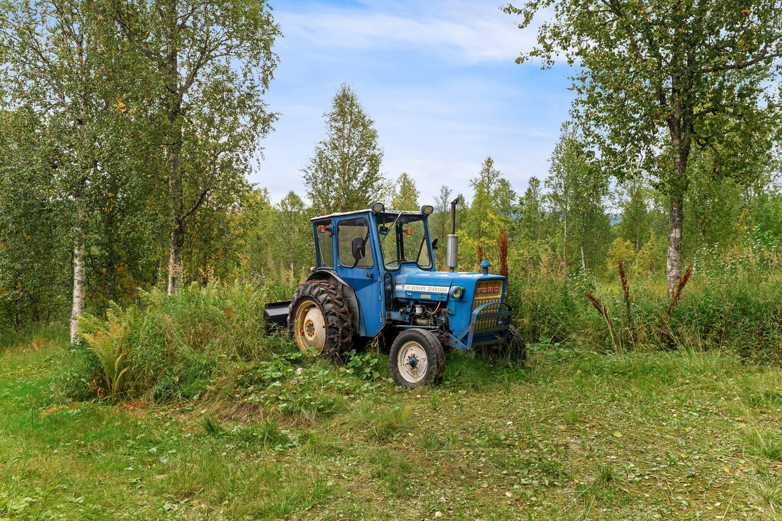 Til handelen kan det medfølge en traktor etter avtale.