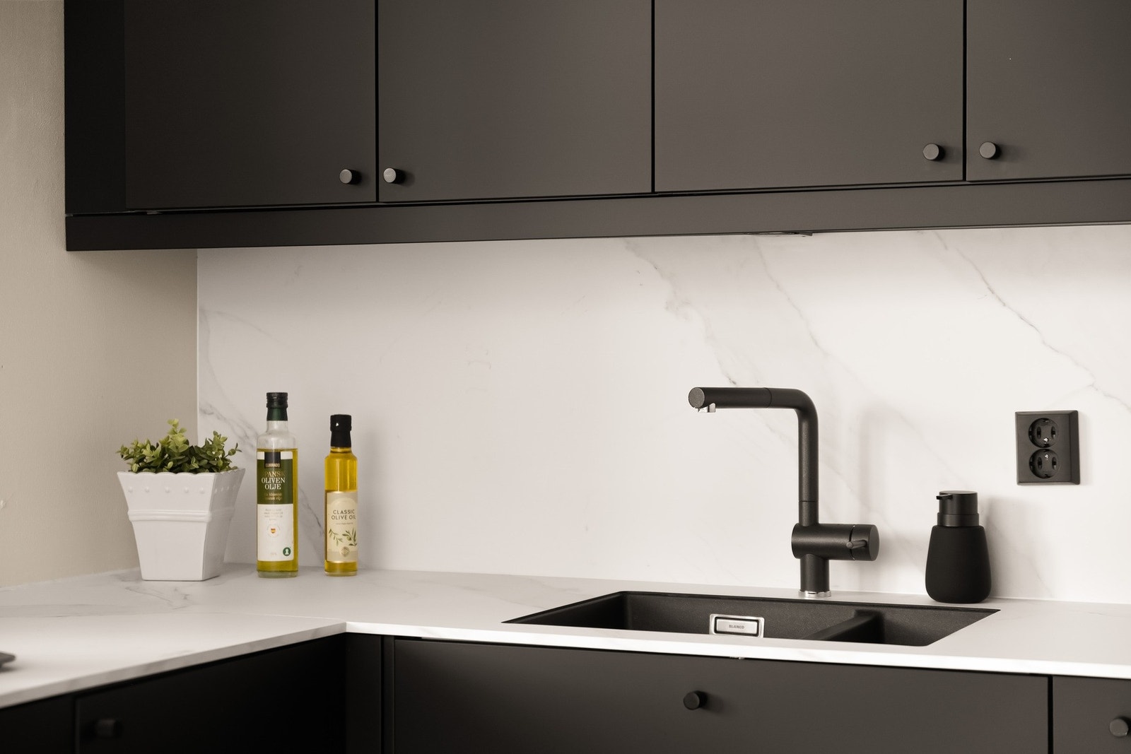 Solid laminat benkeplate og backsplash Galleribilde