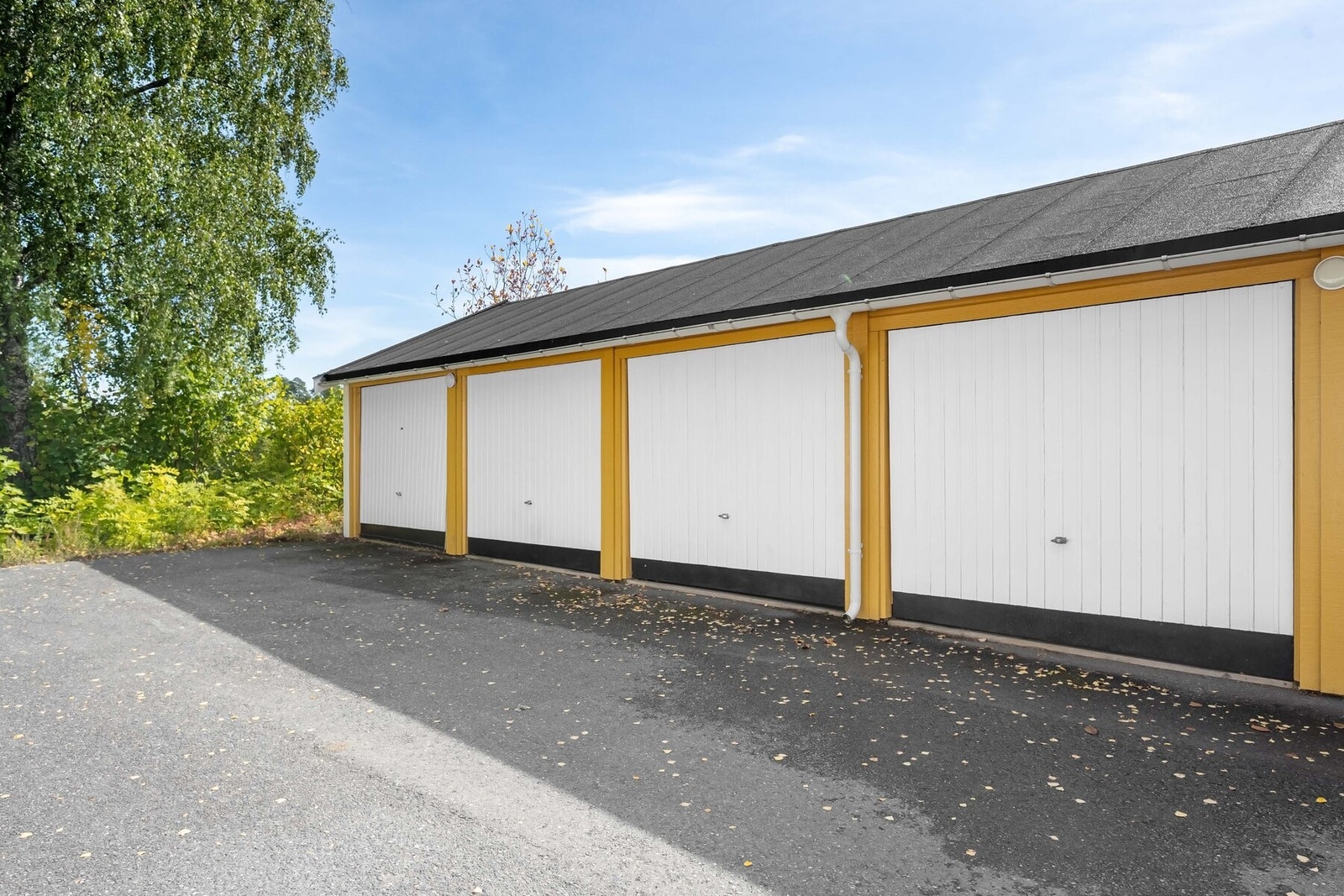 Med leiligheten følger egen garasjeplass Galleribilde