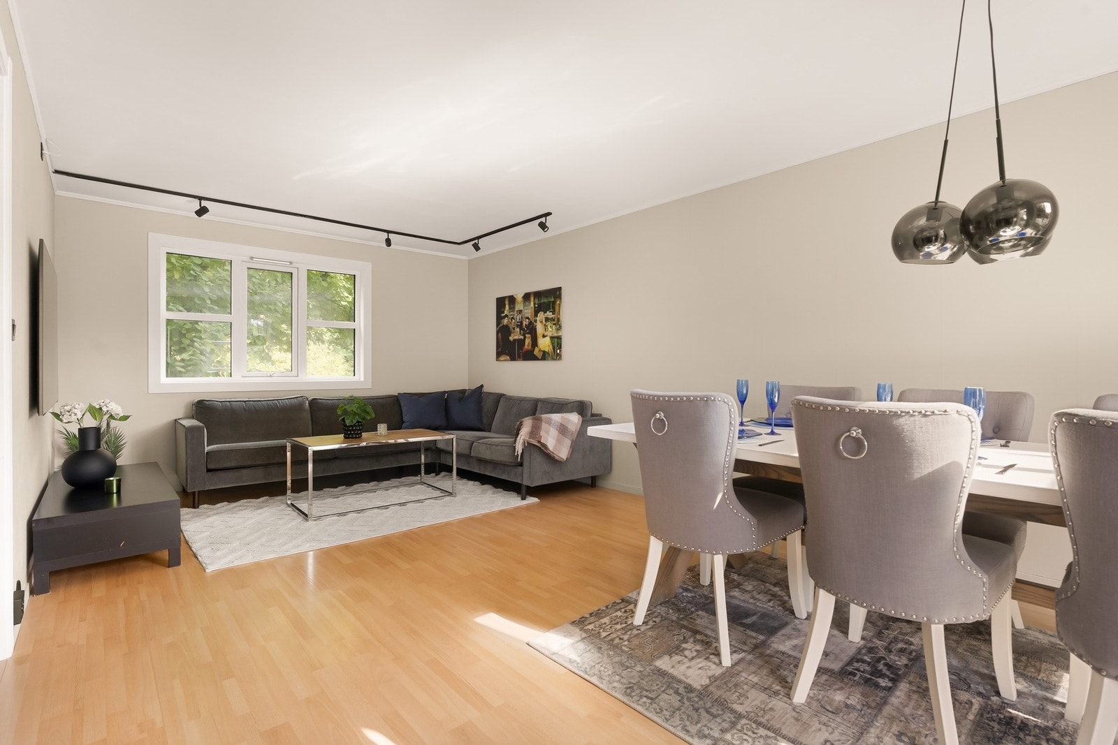 Pen belysning med spotteskinner over stue og pendel lampe over spisebord Galleribilde