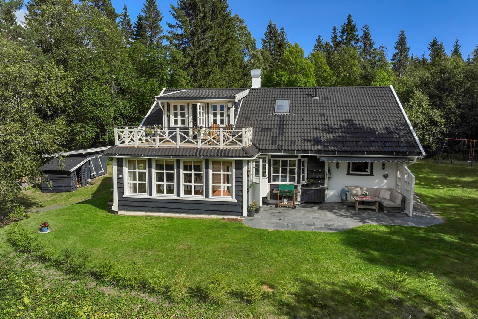 Beliggenheten er uforstyrret og privat, med stor naturskjønn tomt Galleribilde