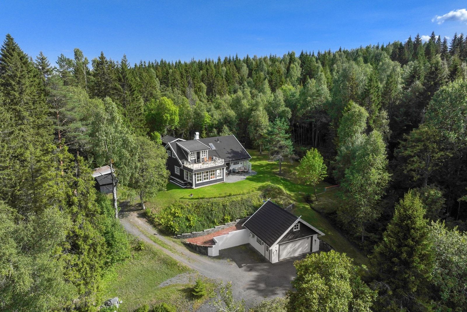 Bo idyllisk og tilbaketrukket til, omgitt av skog og mark Galleribilde