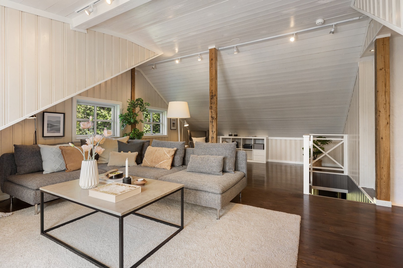 Takhøyden er luftig og god, og rustikke bæresøyler er fine detaljer Galleribilde