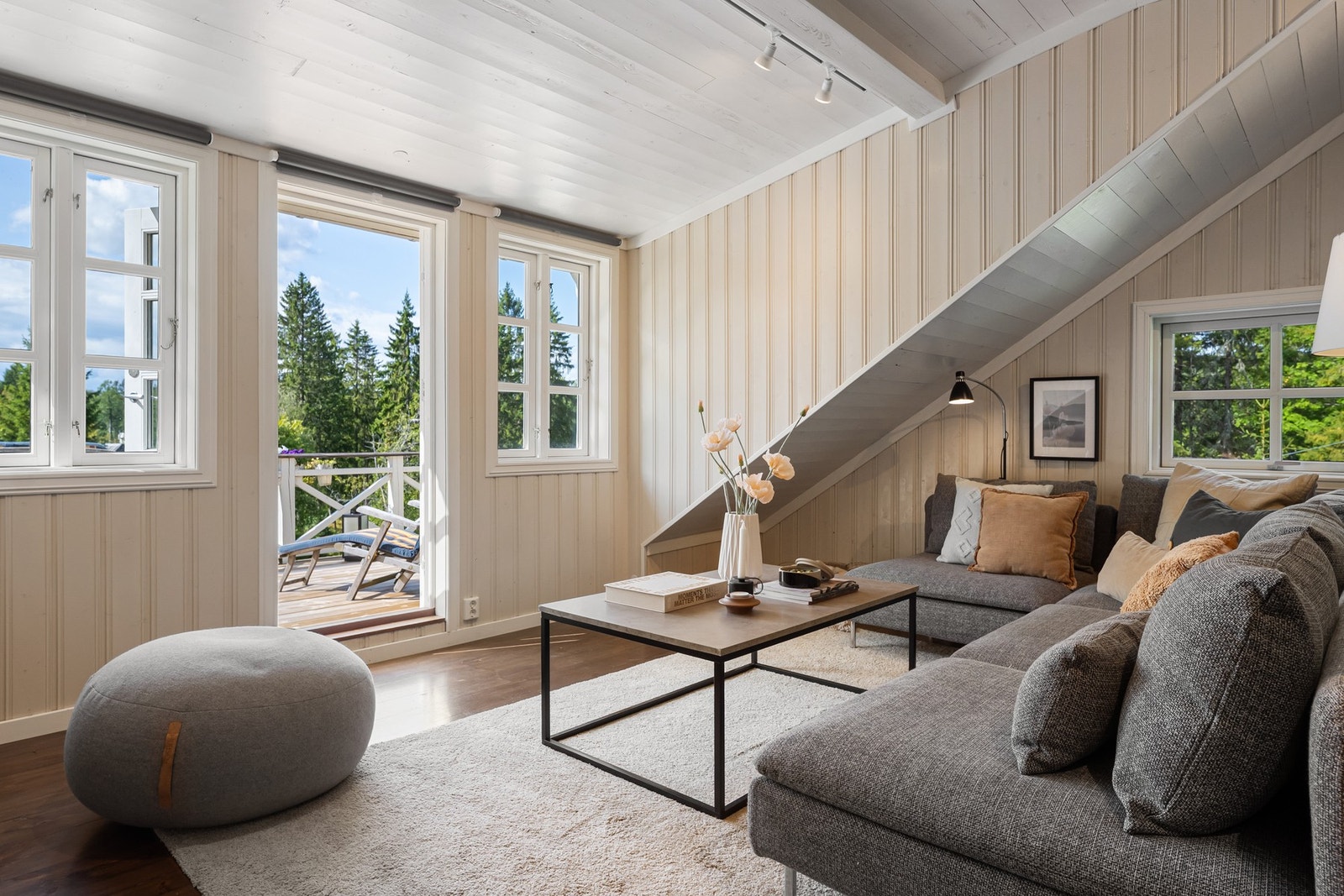 I 2. etasje er det innredet en romslig loftstue med utgang til balkong Galleribilde