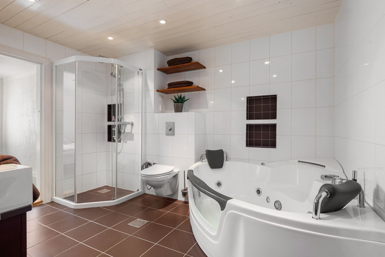 Badet har både dusjhjørne og badekar Galleribilde