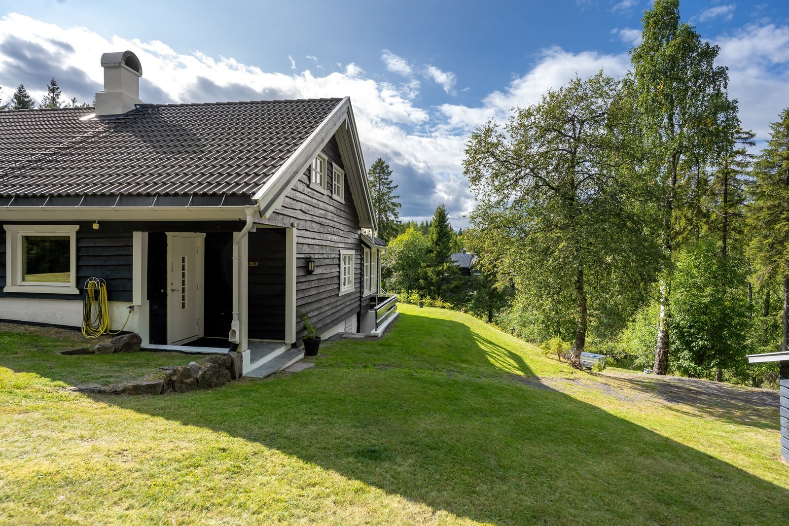 Her bor man med skogen som nærmeste nabo, helt stille og usjenert Galleribilde